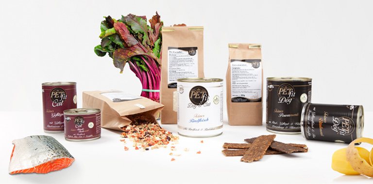Ausschnitt aus dem PETfit-Sortiment: Dosen, Snacks, Flocken und Öle.